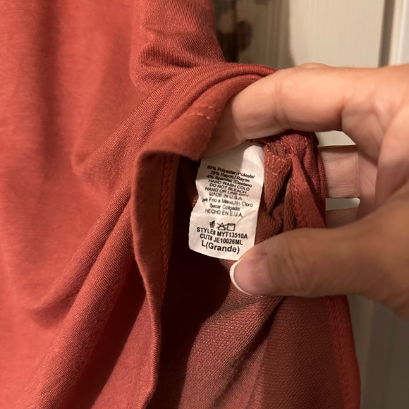 Cute long sleeve comfy top.  Worn only 1 time.  Size Large. - Picture 3 of 4